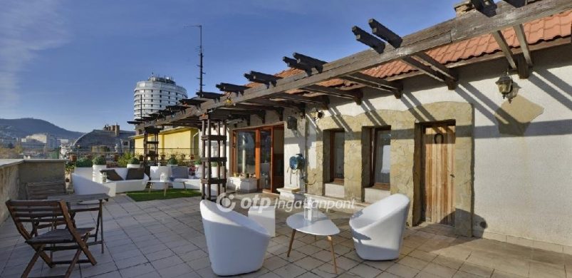 Mintha egy nyaralót tettek volna egy Szilágyi Erzsébet fasori ház tetejére!