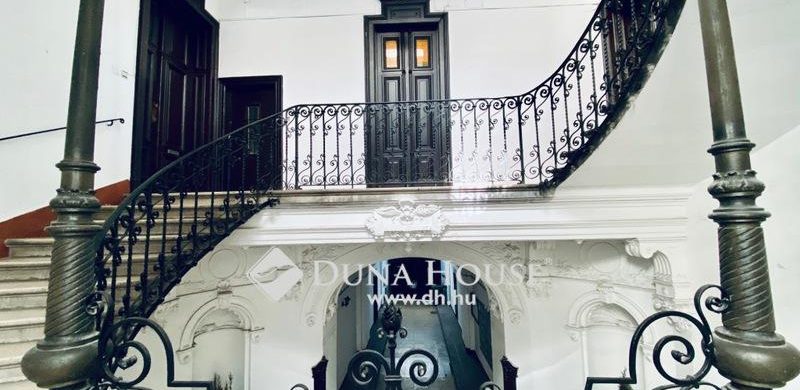 Mi a lépcsőházban is ellaknánk…Egy felújítandó lakás, egy elképesztő házban!