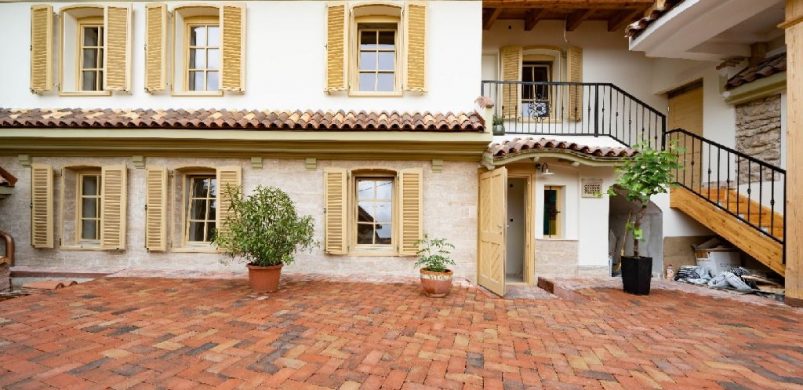 Kizárt, hogy elsőre kitalálja, hol áll ez a 117 milliós, eladó ház!