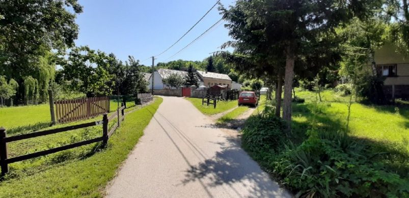 Vegye meg Kapolcs egykori tornatermét a patakparton, 17,9 millióért!