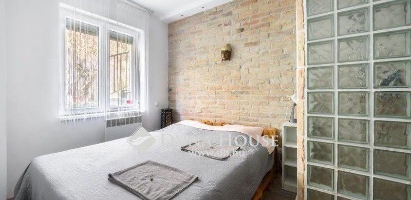 A jelszó: üvegtégla! Egy ügyes trükk a II. kerületből, egy 30 millió alatti lakásból