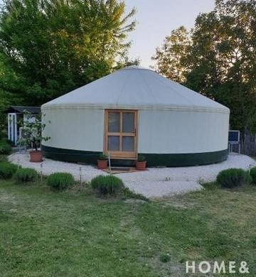 Ha újítana: újszerű jurta tágas telken 6 millióért eladó!