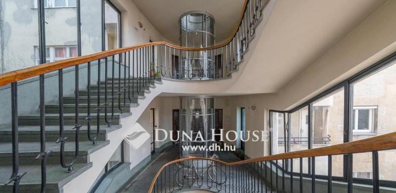 Elképesztő ritkaság: lakás a csodálatos “Dugattyús házban”!