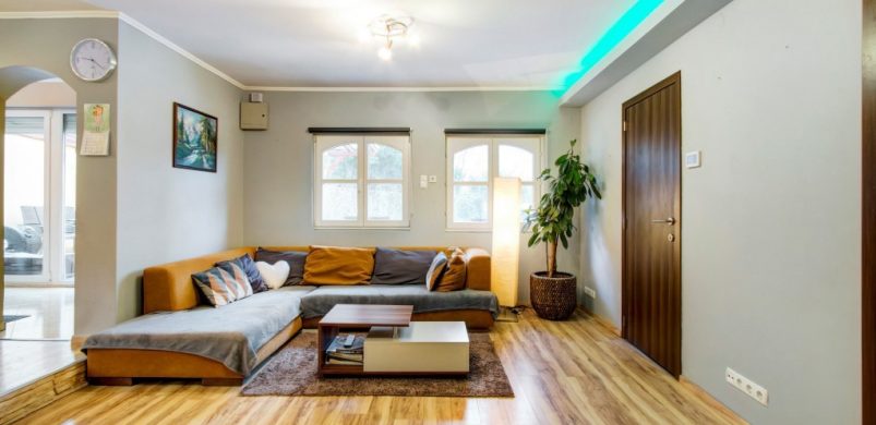 Őszi finomság, karnyújtásnyira a budai erdőktől: egy szuper ház Makkosmárián!