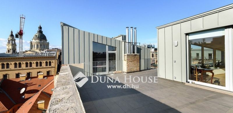 Milyen bútorok között élnek a milliomosok? Nézzen be egy eladó luxus otthonba az Andrássyn!