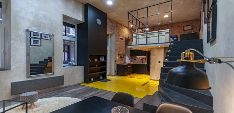 Indusztriál hangulat egy okosan egyterűvé tett lakásban!