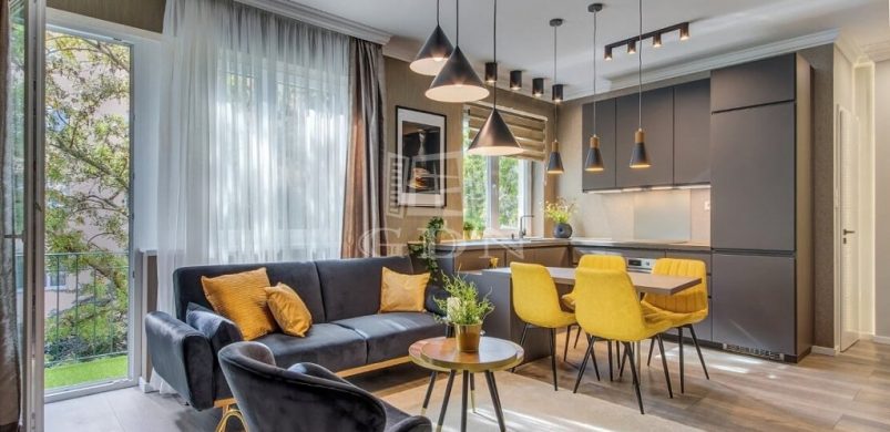 Szürke-sárga, “katalógusba illő” dizájn lakás a Várnegyedben