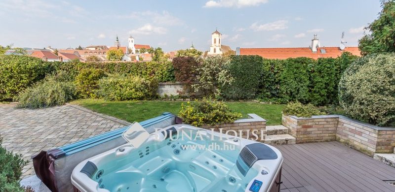 Családi ház saját fodrászattal és kozmetikával, naná, hogy Szentendrén!