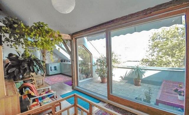 Szuper-barátságos tetőtéri otthon terasszal a Németvölgyben eladó!