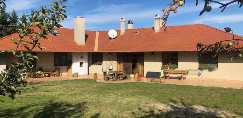 Az ország nem csak Budapest: egy “elbújós, beleszeretős otthon” Pannonhalmán!