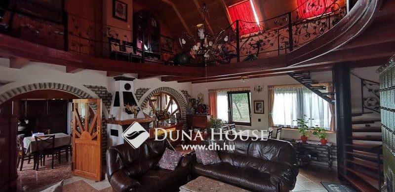 Hallott már Dudarról? Galériás családi ház a Bakonyban, ínyenceknek!