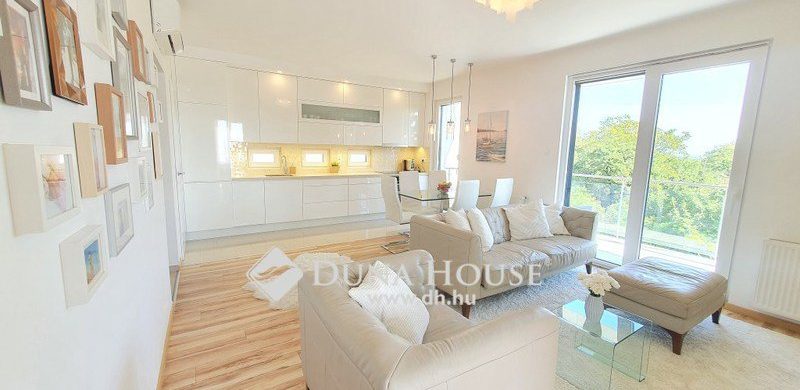 Törtfehér finomság, ahol jó lehetett babának lenni!