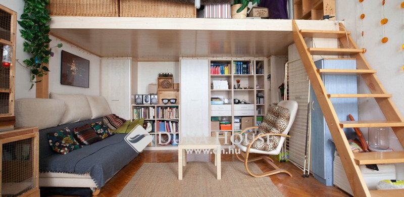 Klasszikus „kuckózós” otthon a Vörösmarty utcában, „ecetfás” ház 3. emeletén!