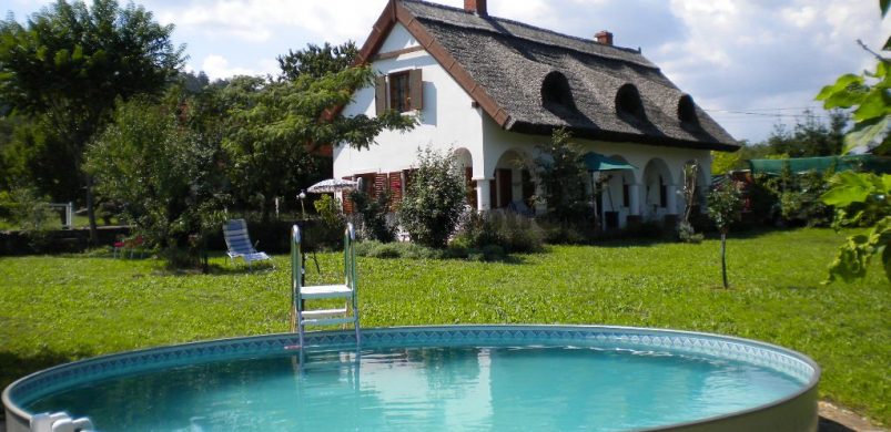 Nemesvita éke: nádtető, búboskemence, kis kerti medence a Balatonnál!