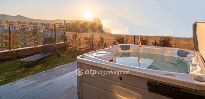 Ürömi nagy öröm: modern luxus otthon jacuzzi-s panorámával!