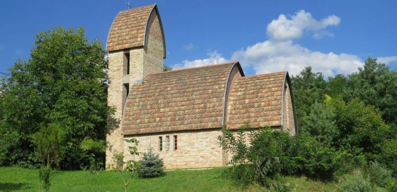 Nálunk minden van! Felszentelt kápolna családi kriptával, zarándokházzal eladó!