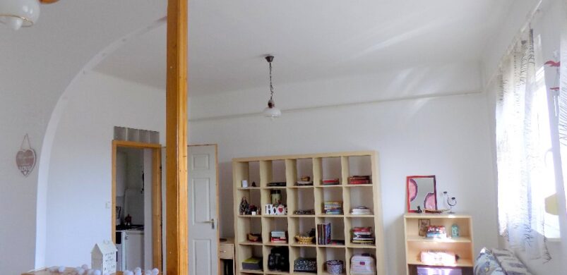 Legfelső szint, két szobássá alakítható, angyalföldi lakás: nem értjük, miért ilyen olcsó?