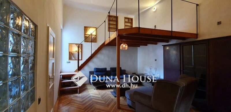 Bármit is jelentsen, az Andrássy útnál „művészlakás” eladó!