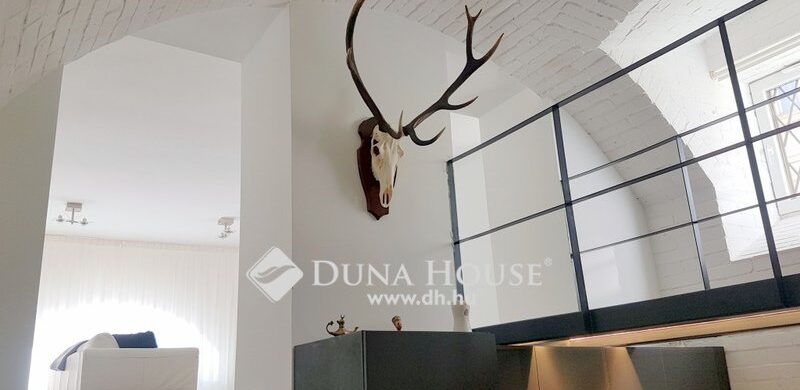 Pince vagy loft? Egy különleges lakás a Logodi egyik lépcsőjénél!