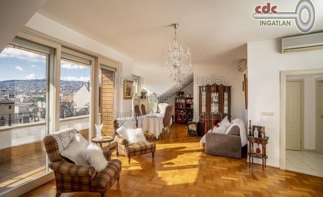 A hét ingatlana: tetőtéri romantika, polgári értékekkel fűszerezve!