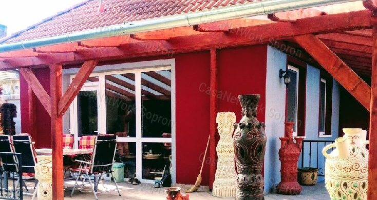 Ház festői környezetben, saját szobor parkkal eladó!