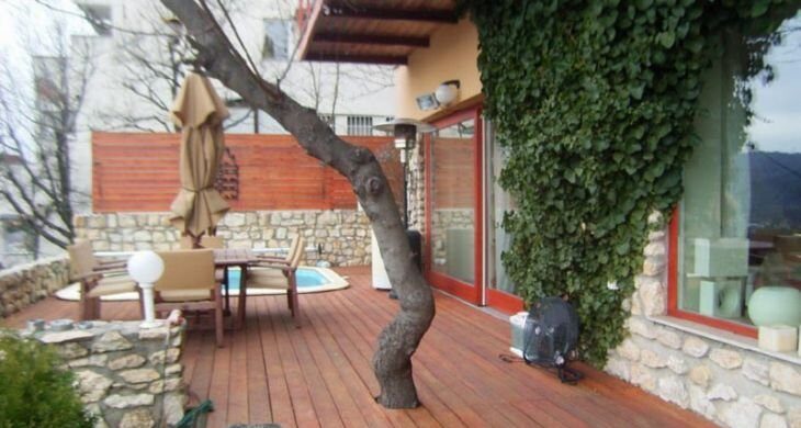 A budai ház, ahol nem vágták ki a fát, hanem köré építették a teraszt!