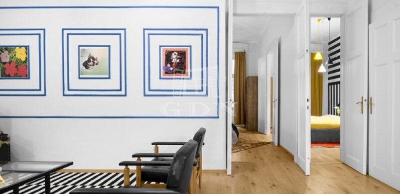 Képzőművész galéria vagy eladó, fullos lakás?