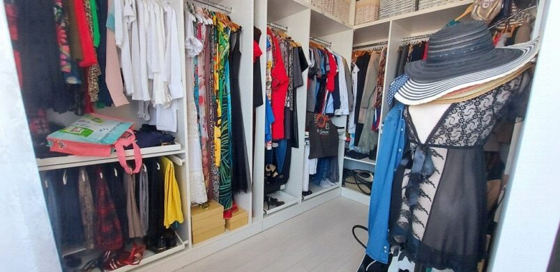 Már megint egy gardróbos, luxus lakás. Ezúttal Szegedről!