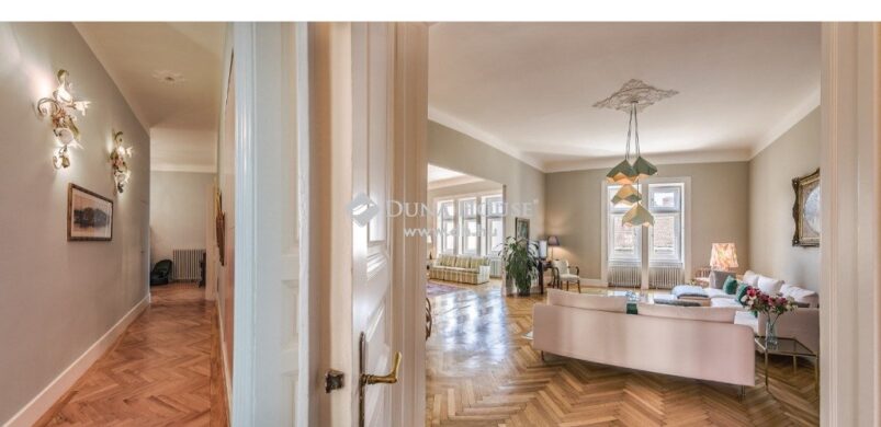 Art deco csillár és márvány is van ebben a Király utcai luxus otthonban!