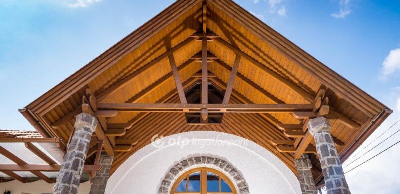 Ismét egy eladó Makovecz-épület, ezúttal Bodony zsákfalujából!