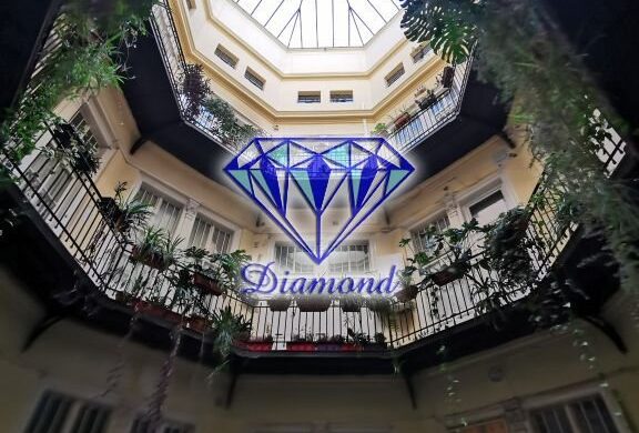 Különleges ház, érdekes kislakás a Hunyadi János úton