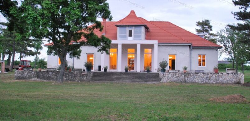 Egy kúria Polgárdiban és egy csodás, mázas kályha