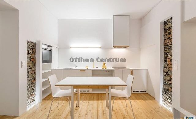 Az ország nem csak Budapest: egy skatulyából kibújt, kőszegi lakás!