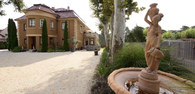 1 millió híján 1 milliárdért eladó a siófoki Mihályffy villa!