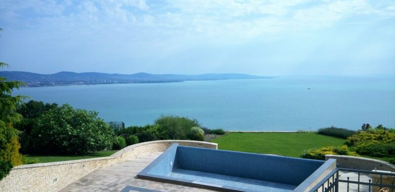 Az igazi kuriózum: egy közel 1 milliárdos tihanyi otthon!