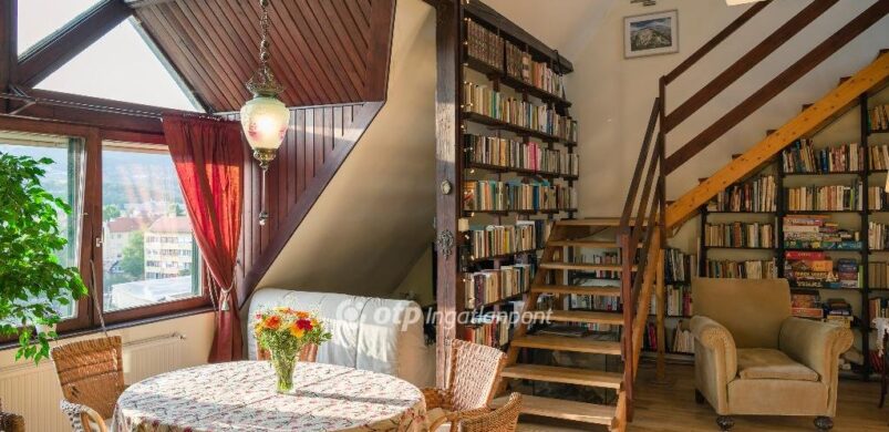 Egy szeretni való belső kétszintes lakás, Óbudán