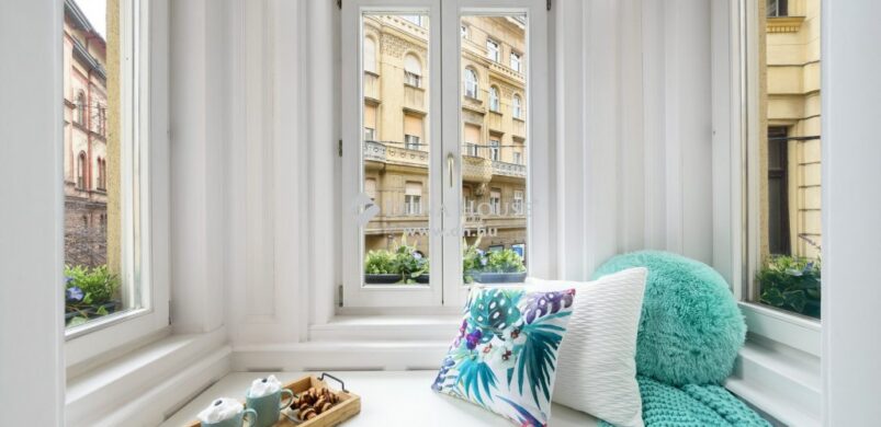 Üde elegancia a Palotanegyed egyik csodás, eladó otthonában!