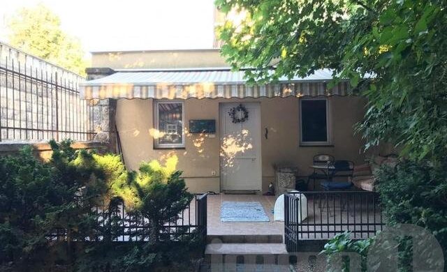 Kis házikóval felérő lakás a Váralja utcában!