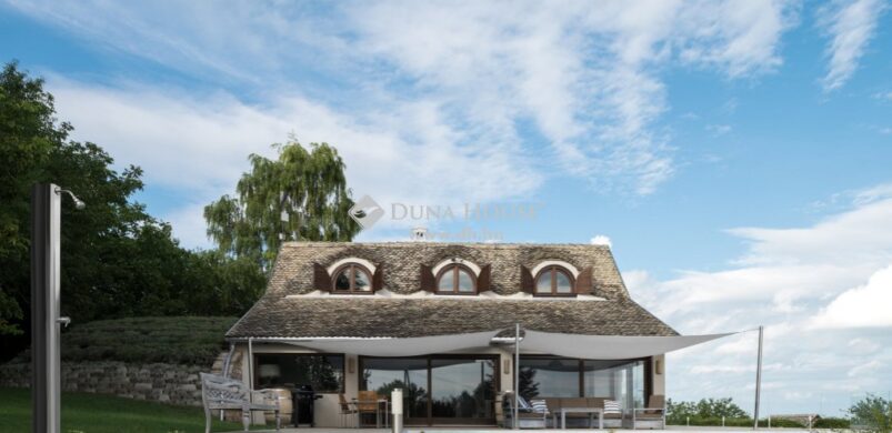 Balatoni nyár: amikor a nádtető és az ultramodern találkozik…