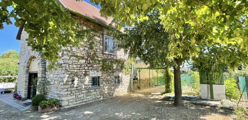 A hét ingatlana: egy mediterrán tájat idéző kőház, Füreden!