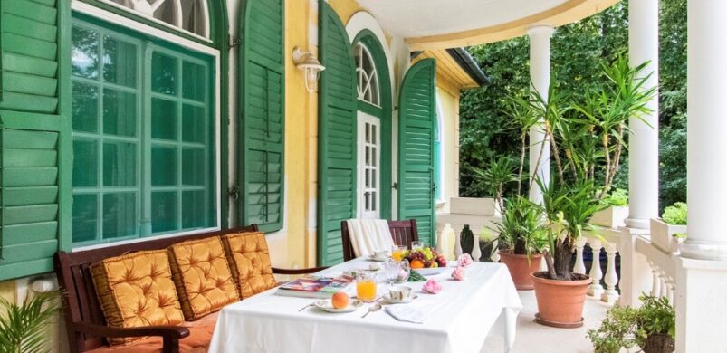 Kecskeméti, klasszicista stílusú kúria felújítva eladó!