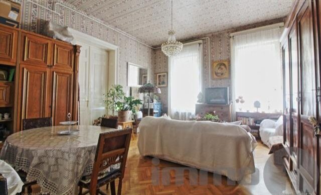 A hét hirdetése: „Saroklakás – mert egyszer újra nyit a Pesti Broadway!”