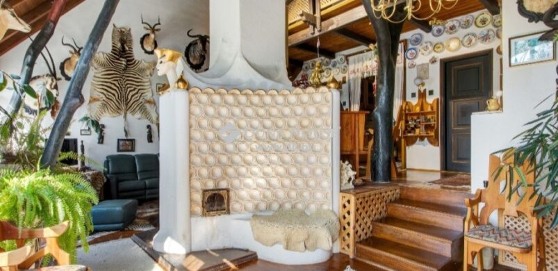 Eladó egy recski Makovecz épület, fafaragó művészi csavarral!