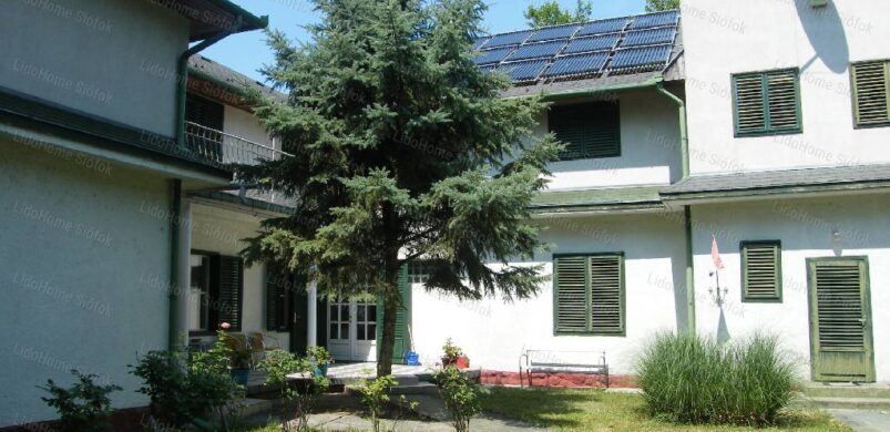 Fél milliárdért eladó Varga Imre szobrászművész aranyparti háza