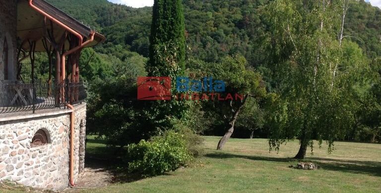 Eladó egy szívvel-lélekkel épült vendégház a Füzéri vár mellett