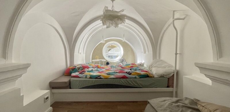 Boltíves galéria a Ligetvárosban, avagy egy különleges high-tech lakás