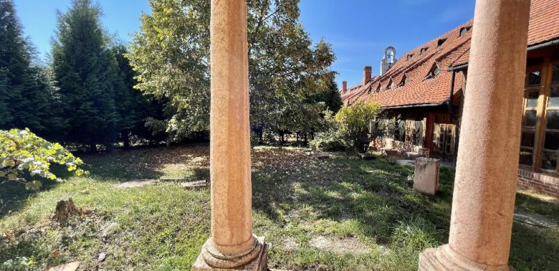 Atyaég de szép lehetne ez a tótvázsonyi, eladó kúria!