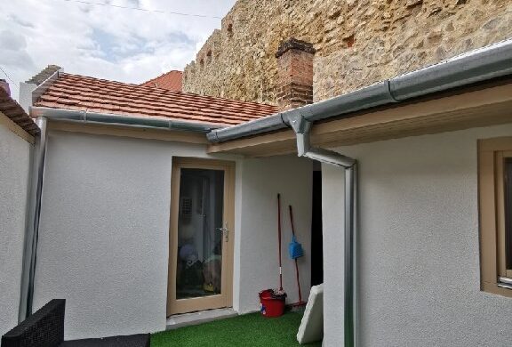 Történelmi várfal és műfű: ilyen egy igazi ritkaság!