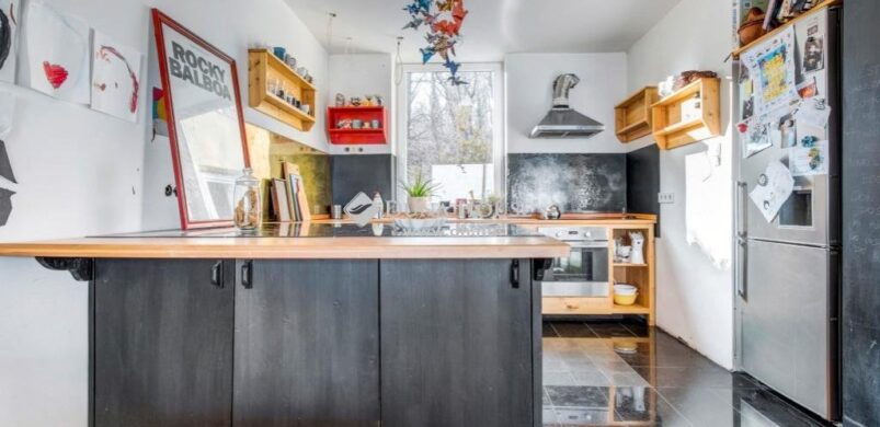 Egy lakás, két, ellentétes irányba néző erkély!