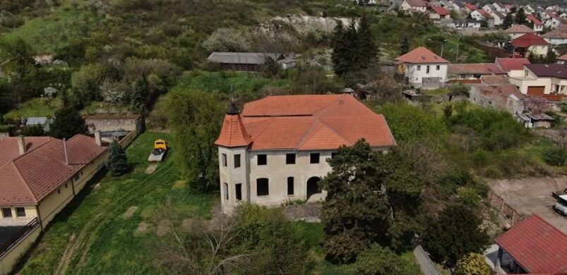 Szerkezetkészt kastélyt venne? Akad!